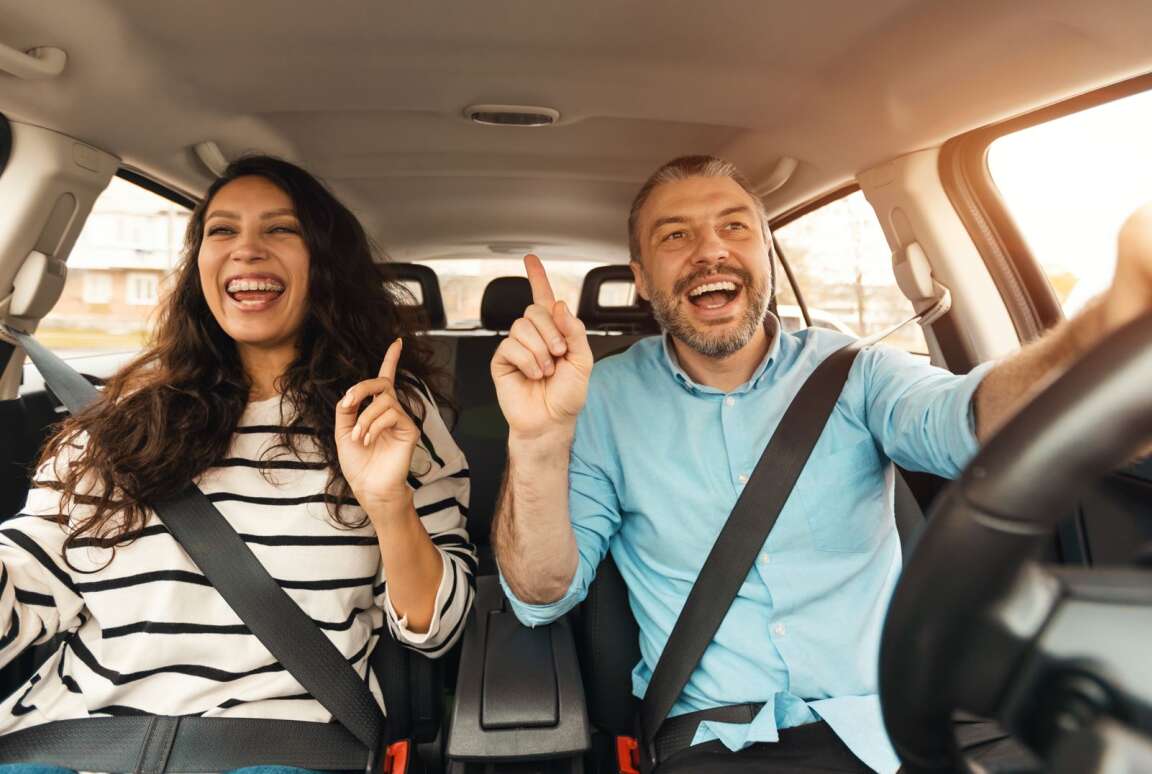 Tanzendes Pärchen im Auto